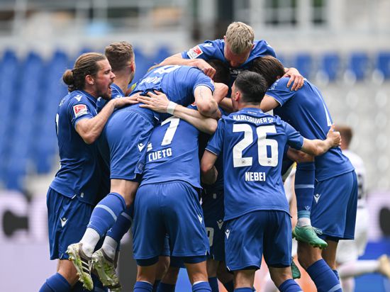 Die Mannschaft des KSC bejubelt den Führungstreffer durch Budu Zivzivadze, der im Spiel gegen den 1. FC Kaiserslautern den Weg zum Sieg bahnte. 