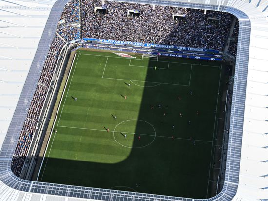 Im neuen Wildparkstadion sahen am Mittwochabend 34.000 Fußballfans das offizielle Eröffnungsspiel gegen den FC Liverpoool. 