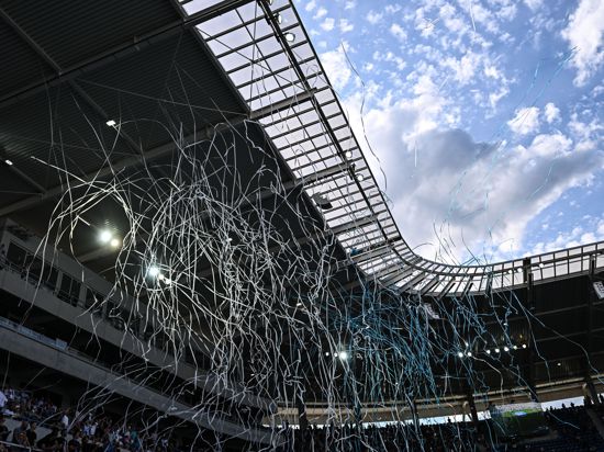 Konfetti und Papierschlangen aus Kanonen sorgten vor dem Anpfiff des Spiels für ein besonderes Bild im Stadion. 