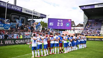 Die Mannschaft des KSC bedankt sich nach dem 3:2-Sieg in Osnabrück bei ihren 1.400 mitgereisten Anhängern.  