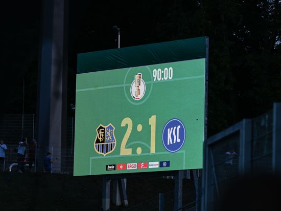 Die Anzeigetafel im Saarbrücker Ludwigsparkstadion bildet bei Schlusspfiff die für den KSC bittere Tatsache ab. Aus in der ersten Pokalrunde. 