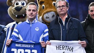 KSC-Präsident Holger Siegmund-Schultze präsentierte sich im Berliner Olympiastadion zur Bekanntgabe einer Kooperation auf Nachwuchsebene neben Hertha-Clubchef Kay Bernstein (links). Auf Führungsebene rumort es weiter gewaltig.  
