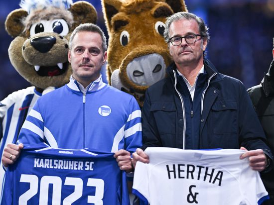 KSC-Präsident Holger Siegmund-Schultze präsentierte sich im Berliner Olympiastadion zur Bekanntgabe einer Kooperation auf Nachwuchsebene neben Hertha-Clubchef Kay Bernstein (links). Auf Führungsebene rumort es weiter gewaltig.  