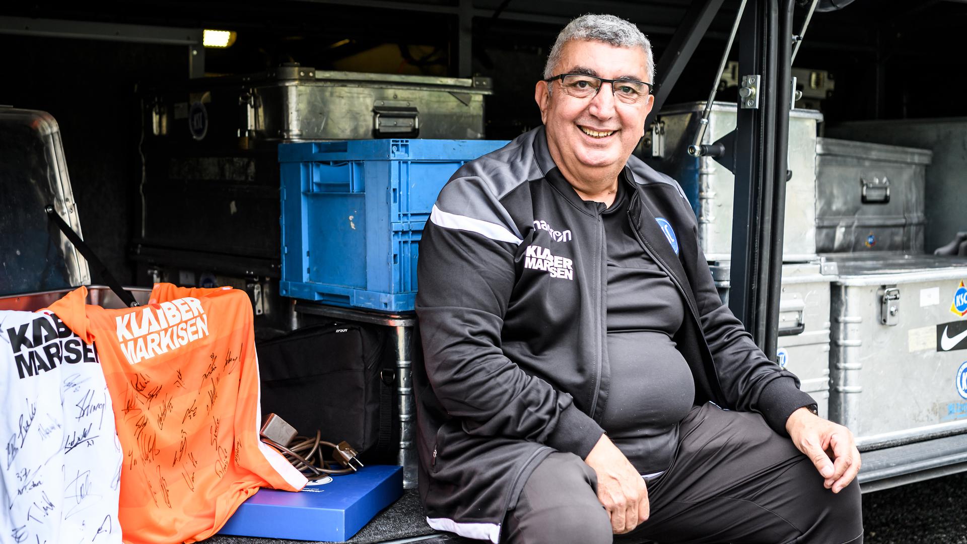 Abfahrt Richtung Ruhestand: Zeugwart Hüseyin Cayoglu hat in fünf Jahrzehnten unter über 30 Cheftrainern beim KSC gearbeitet. 