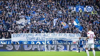Fans mit einem Banner: E-Sport und Fußball im TV, juckt außer der DFL keine Sau. Stoppt den Ausverkauf des Fußballs.