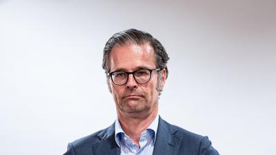 Schattenmann tritt nach vorne: Holger Siegmund-Schultze beim Fototermin nach der Präsidenten-Wahl am Donnerstagabend. 