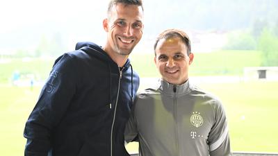 Vor der 1:4-Niederlage in Kössen: KSC-Trainer Christian Eichner freut sich über das Wiedersehen mit seinem einstigen Mitspieler Tamas Hajnal. 