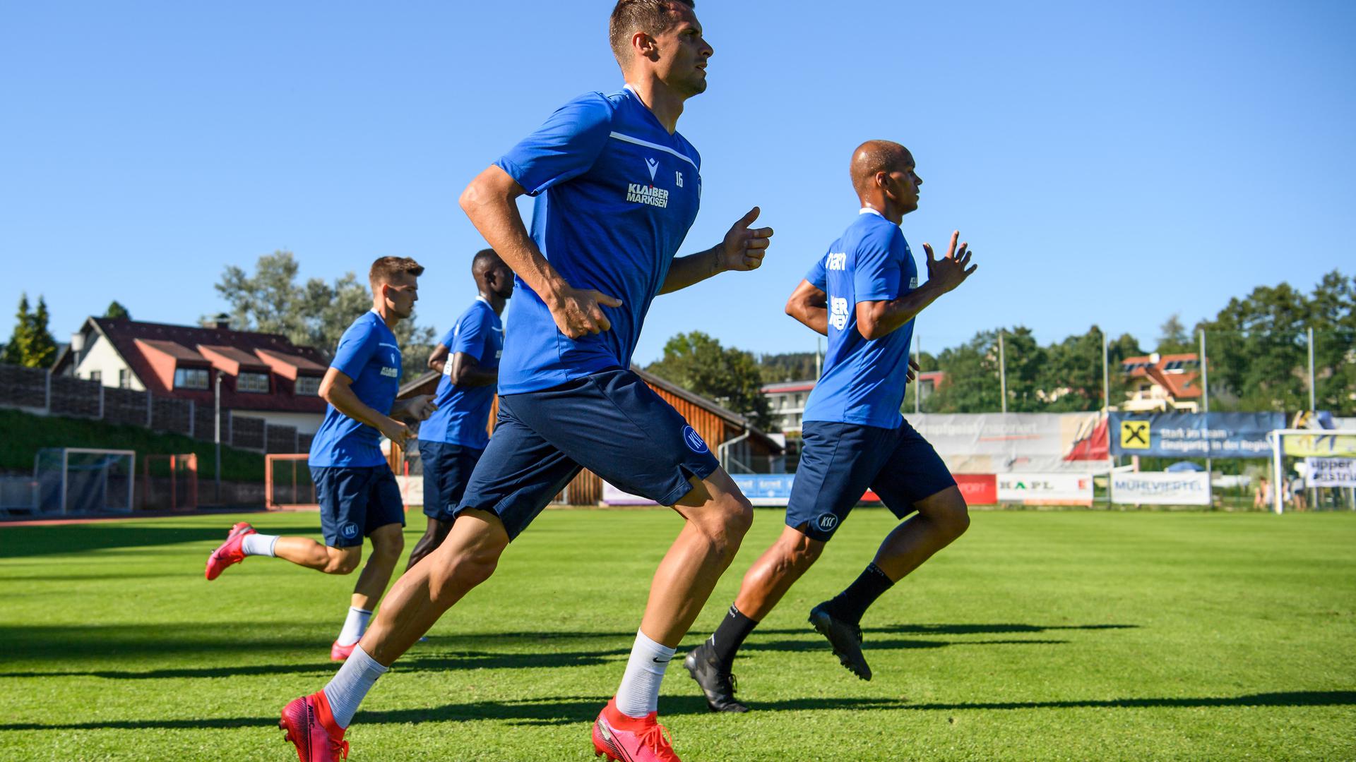 Harter Einstieg: Der am Dienstag von Norwich City ausgeliehene Philip Heise (im Vordergrund) beim Training in Bad Leonfelden.