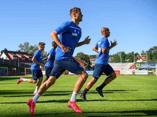 Harter Einstieg: Der am Dienstag von Norwich City ausgeliehene Philip Heise (im Vordergrund) beim Training in Bad Leonfelden.