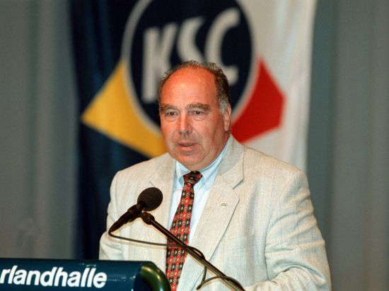Fachmann für Finanzen: Herbert Heiler, der in dieser Woche im Alter von 86 Jahren verstarb, war knapp 20 Jahre lang Schatzmeister des Karlsruher SC. Hier ist er bei der KSC-Generalversammlung am 29. September 1998 zu sehen.
