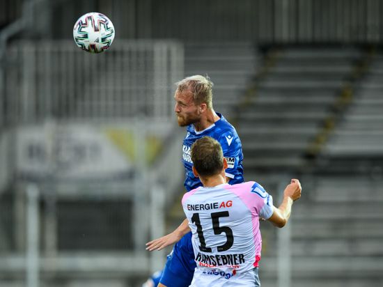 Torschütze beim KSC: Philipp Hofmann springt höher als der Linzer Abwehrspieler Christian Ramsebner.