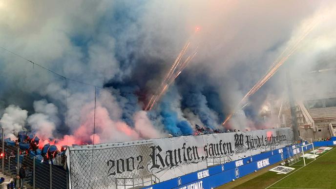 Karlsruher Fans entzünden vor Spielbeginn Rauchbomben wodurch das Stadion eingenebelt wird.