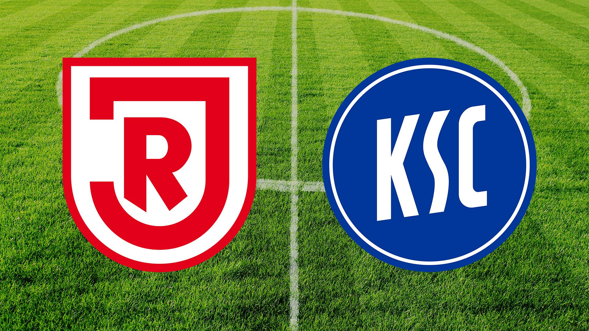 Logos der Zweitliga-Mannschaften SSV Jahn Regensburg und Karlsruher SC vor einem Fußballrasen.