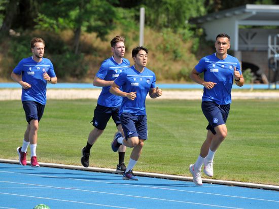 Fitnesstests am KIT: Die KSC-Neuzugänge Leon Jensen, Lucas Cueto, Kyoung-Rok Choi und Dirk Carlson drehen am Freitagmittag ihre Runden. 