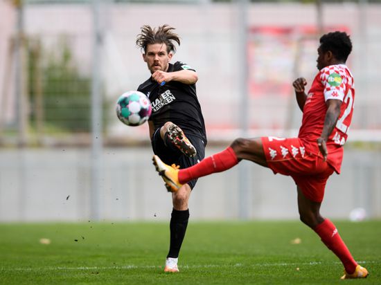 Debütant im KSC-Dress: Sebastian Jung (links), angegriffen vom Mainzer Abass Issah, spielt den Ball zu einem Mitspieler weiter. 