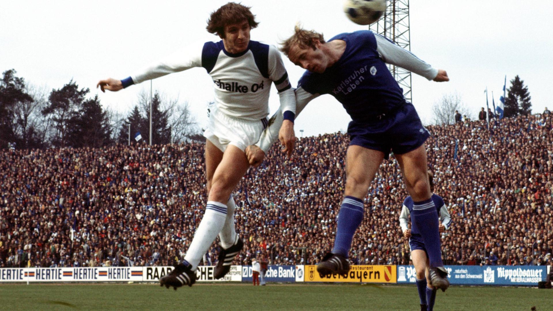 Schwarzer KSC-Tag: Hermann Bredenfeld (rechts) verliert das Kopfballduell mit Klaus Fischer, der beim Schalker 7:1-Sieg am 9. April 1977 im Wildpark das 3:0 erzielt. 