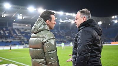 KSC-Trainer Christian Eichner und Fürth-Trainer Alexander Zorniger unterhalten sich vor dem Zweitliga-Spiel des Karlsruher SC gegen die Spvgg Greuther Fürth.
