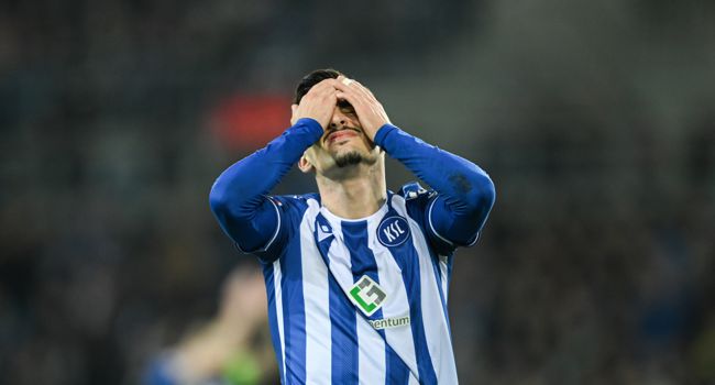 Paul Nebel ärgert sich im Zweitliga-Spiel des Karlsruher SC gegen die Spvgg Greuther Fürth nach vergebener Torchance.