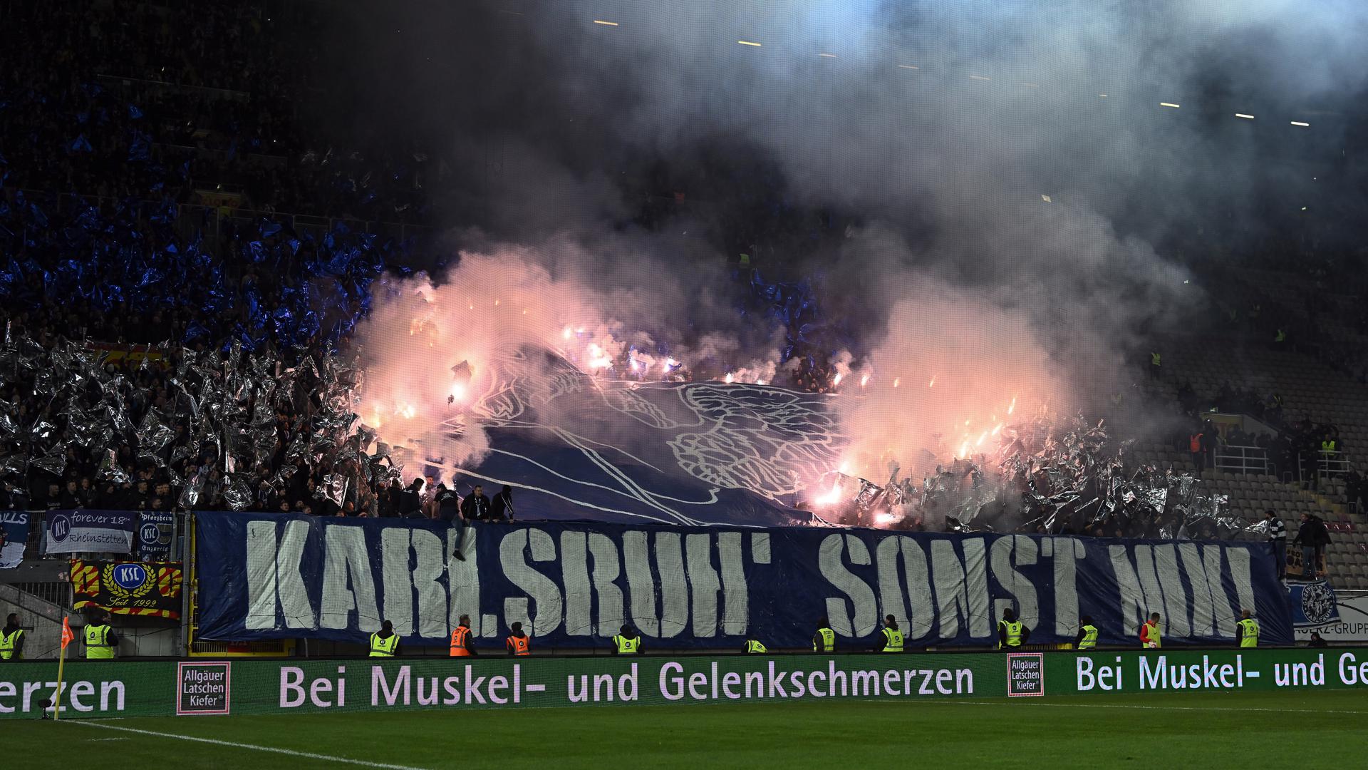 Feuer auf dem Betze: Vor dem Spiel in Kaiserslautern im November zündeten KSC-Fans genau wie die Heim-Anhänger Pyrotechnik. Unter anderem deswegen wurden die Karlsruher nun zu einer Geldstrafe verurteilt.