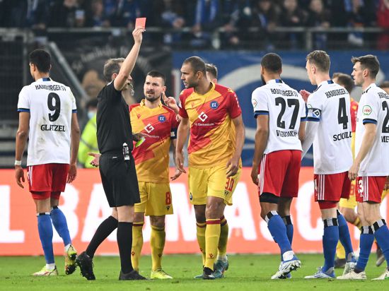 Schiedsrichter Patrick Alt zeigt KSC-Spieler Daniel Gordon in der Bundesliga-Partie gegen den HSV die gelb-rote Karte.