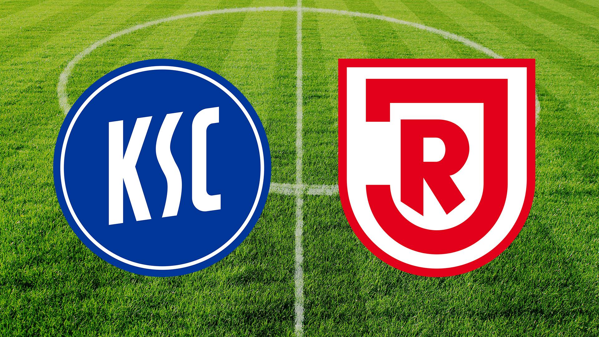 Die Logos der Verein KSC (links) und Jahn Regensburg (rechts). Im Hintergrund ein Fußballplatz.