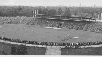 Stolzer Moment II: Prächtig liegt es da, das hochmoderne Wildparkstadion, als am 7. August 1955 etwa 45.000 Zuschauer zur Einweihung den KSC gegen Rot-Weiß Essen spielen sehen wollen.