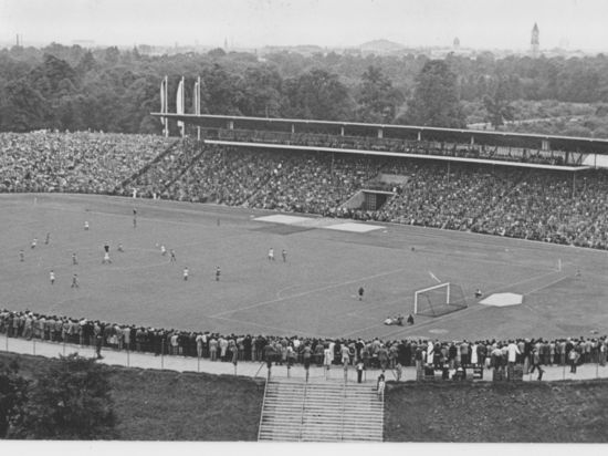 Stolzer Moment II: Prächtig liegt es da, das hochmoderne Wildparkstadion, als am 7. August 1955 etwa 45.000 Zuschauer zur Einweihung den KSC gegen Rot-Weiß Essen spielen sehen wollen.