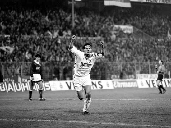 Edgar Schmitt bejubelt sein Tor zum 2:0 im Uefa-Pokal-Spiel des Karlsruher SC gegen den FC Valencia im November 1993.