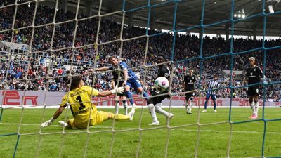 Budu Zivzivadze trifft zum 2:2 für den Karlsruher SC im Spiel gegen den Hamburger SV mit Daniel Heuer Fernandes im Tor.