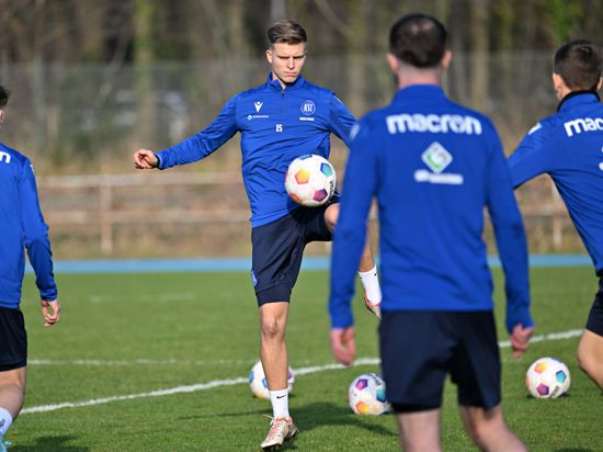 Dzenis Burnic im Training des Karlsruher SC am Ball.
