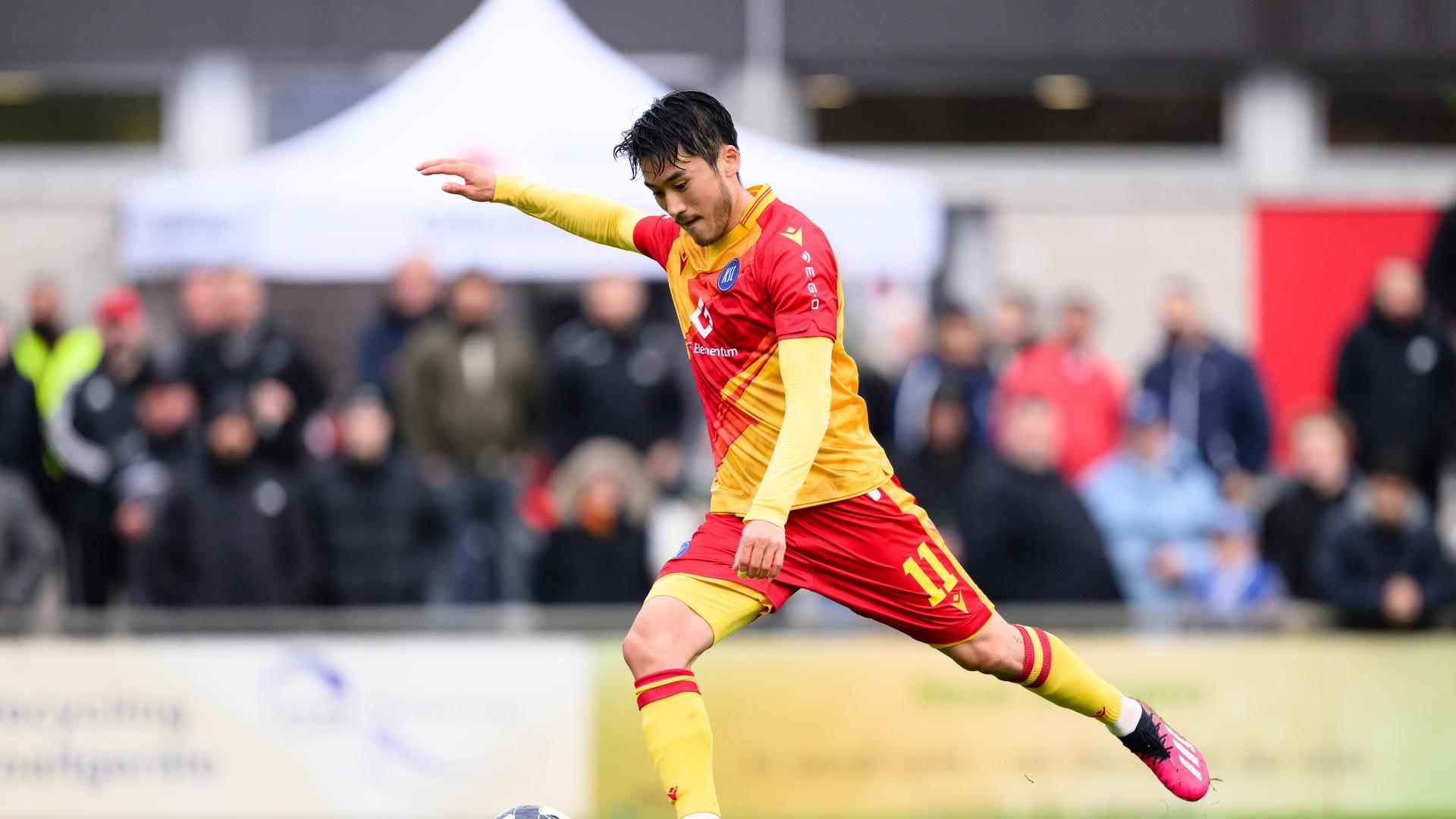 Kyong-Rok Choi (KSC) erzielt Tor zum 2:0 per Elfmeter

GES/ Fussball/ Benefizspiel: Tuerkische Amateuer Auswahl - Karlsruher SC, 25.04.2023
