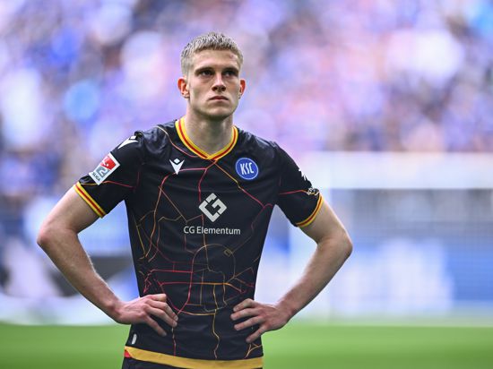 David Herold steht im Spiel der Zweiten Fußball zwischen dem FC Schalke 04 und dem Karlsruher SC auf dem Platz.