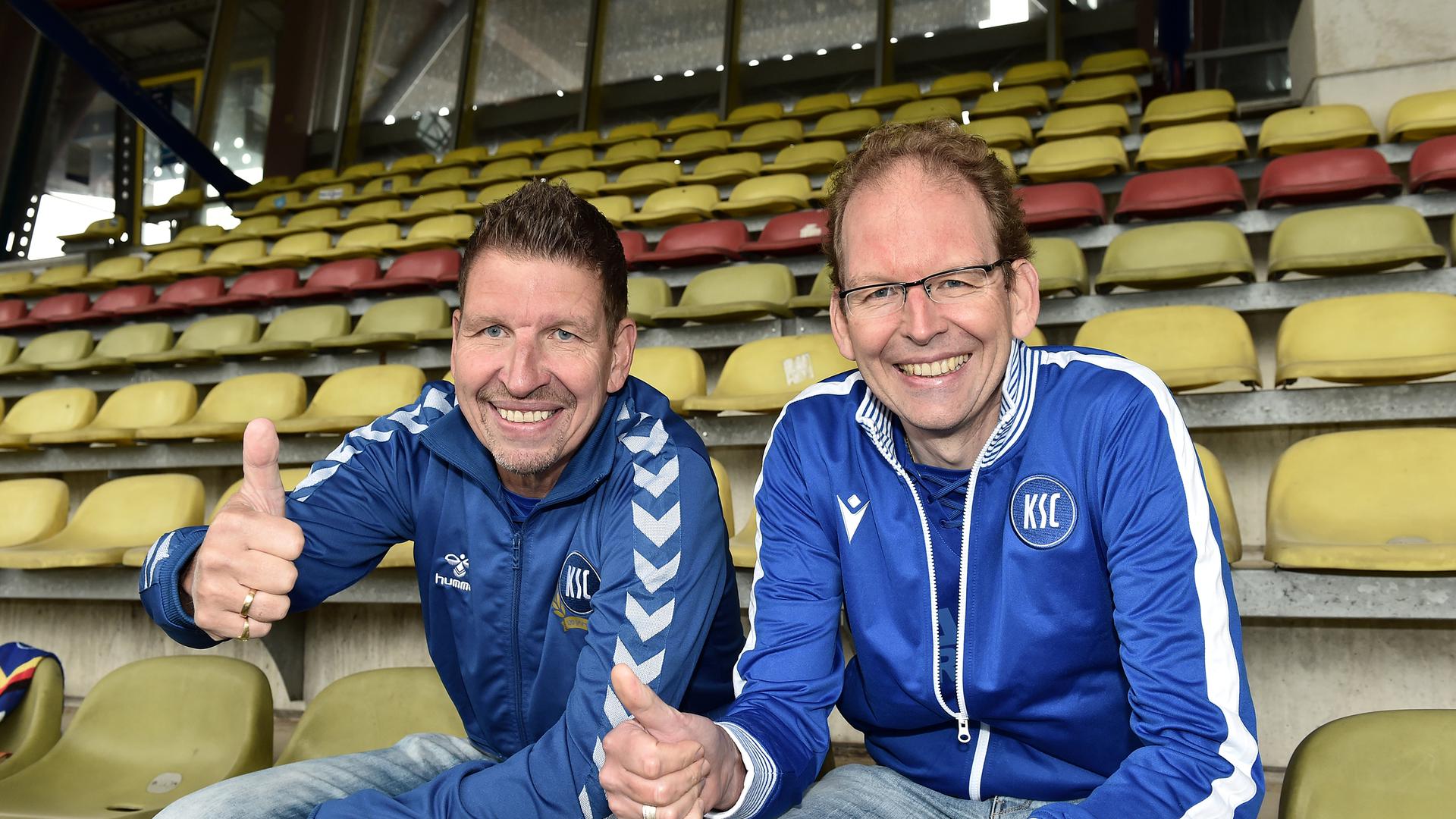 Jürgen und Thomas Bierlein auf der Haupttribüne im Wildparkstadion.