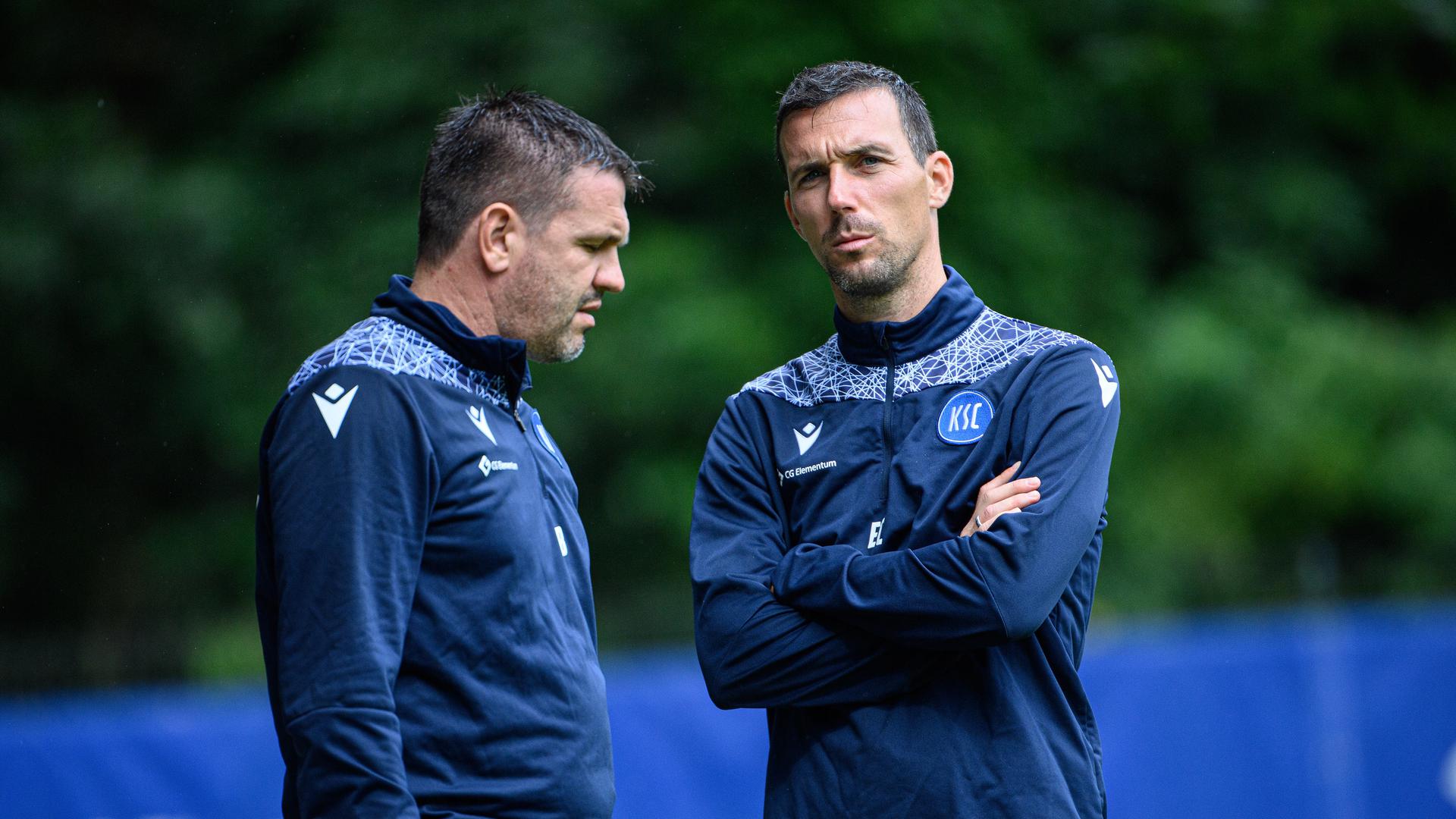  KSC-Cheftrainer Christian Eichner (rechts) und sein Assistent Zlatan Bajramovic könnten ihrer Mannschaft eine neue taktische Marschroute mit auf den Weg gegen Regensburg geben. 