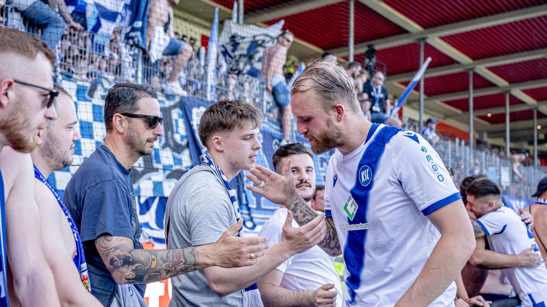 Shakehands zum Abschied: Philipp Hofmann bedankt sich nach der 0:2-Niederlage in Heidenheim bei den KSC-Fans. 