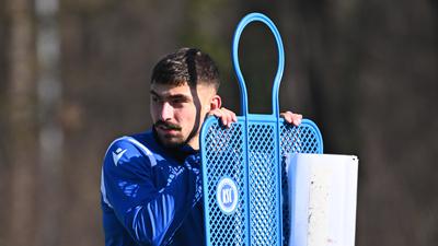 Stürmer Malik Batmaz lehnt im Training des Karlsruher SC am 16. Februar 2023 an einem Freistoß-Männchen.