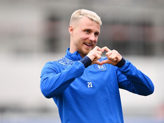 Marco Thiede looks on and is forming a heart.

GES/ Fussball/ 2. Bundesliga: Karlsruher SC - Training, 22.02.2022

Football/Soccer: 2. Bundesliga: KSC Training, Karlsruhe, February 22, 2022