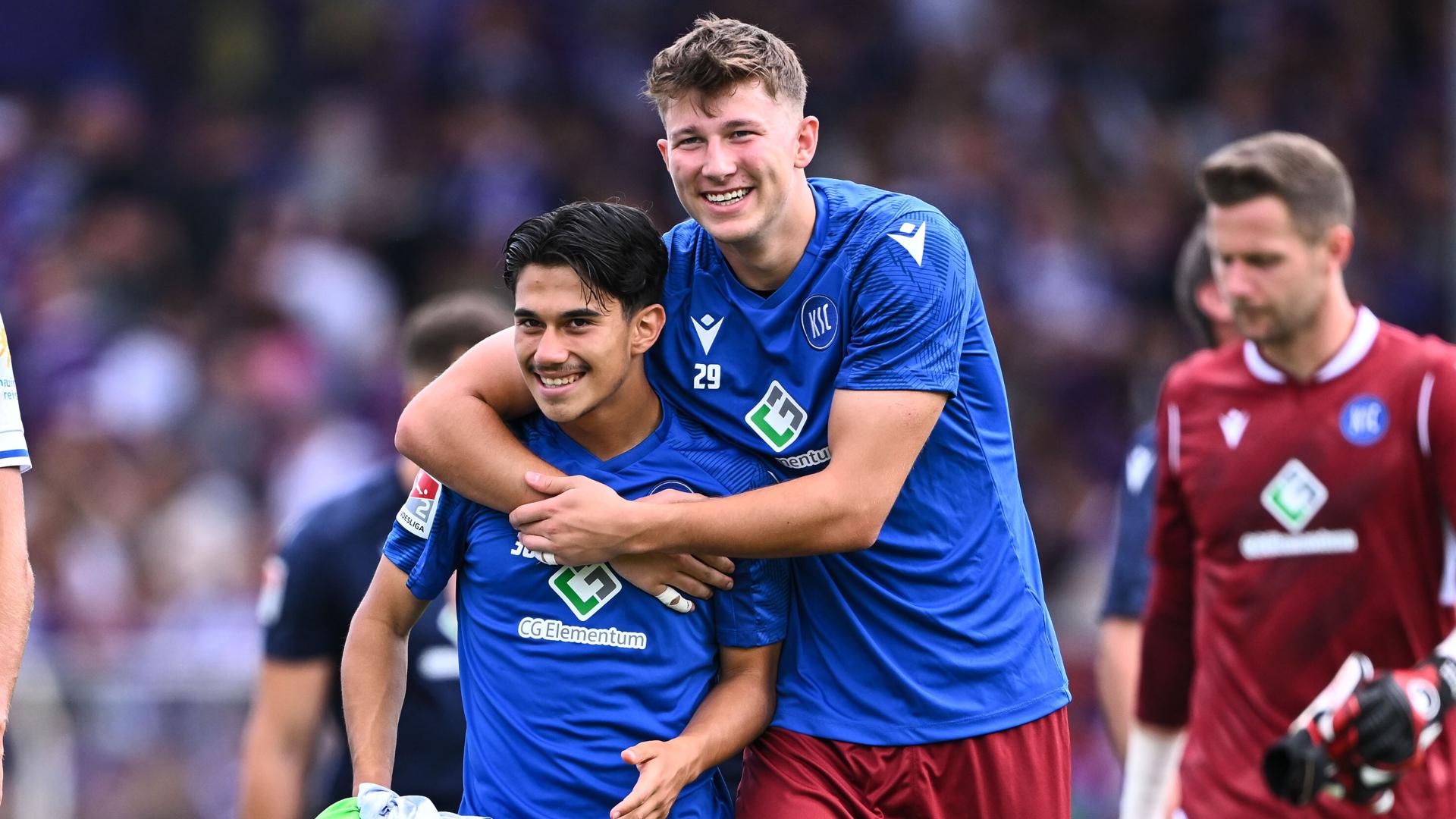 Eren Öztürk (links) und Torhüter Max Weiß freuen sich nach dem Sieg des Karlsruher SC beim VfL Osnabrück.