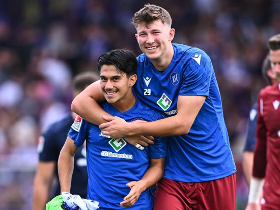 Eren Öztürk (links) und Torhüter Max Weiß freuen sich nach dem Sieg des Karlsruher SC beim VfL Osnabrück.