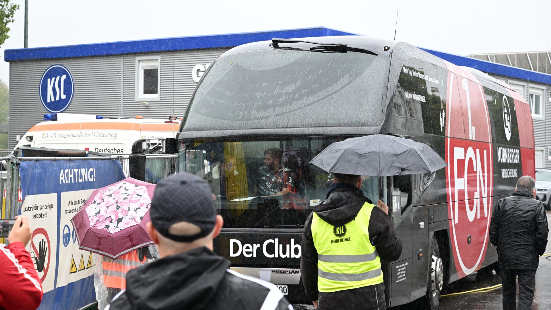 Diesen Fanbus des 1. FC Nürnberg hat die Polizei statt dem richtigen Spielerbus eskortiert. 