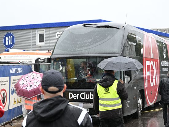 Diesen Fanbus des 1. FC Nürnberg hat die Polizei statt dem richtigen Spielerbus eskortiert. 