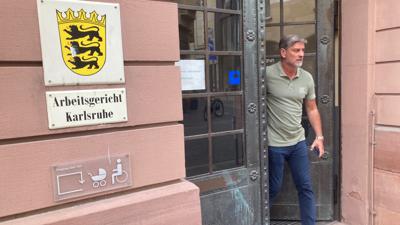 Der mit dem KSC um Prämien und Sonderzahlungen streitende Oliver Kreuzer verlässt im Anschluss an den halbstündigen Gütetermin das Arbeitsgericht.