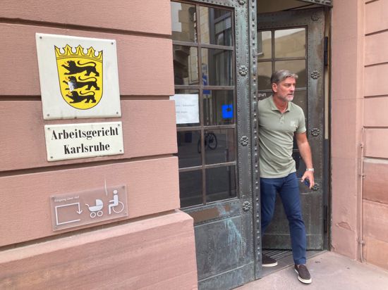 Der mit dem KSC um Prämien und Sonderzahlungen streitende Oliver Kreuzer verlässt im Anschluss an den halbstündigen Gütetermin das Arbeitsgericht.