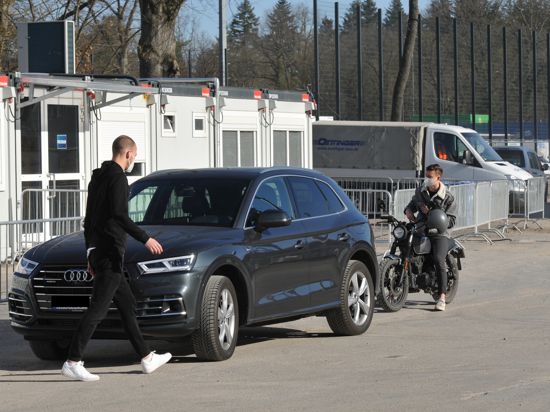 Schnelltests beim KSC: Ersatztorwart Markus Kuster verlässt nach seinem Test den Container und setzt sich zurück in seinen Wagen. 