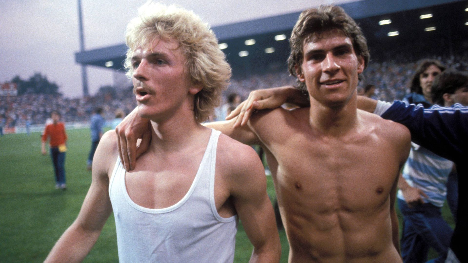 Der Schütze und sein Vorbereiter: Martin Wiesner (links) feiert mit Uwe Dittus am 13. Juni 1980 den Bundesliga-Aufstieg in Essen. 