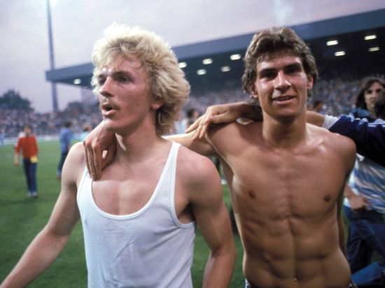 Der Schütze und sein Vorbereiter: Martin Wiesner (links) feiert mit Uwe Dittus am 13. Juni 1980 den Bundesliga-Aufstieg in Essen. 