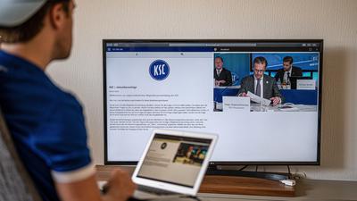 An Laptops gefragt: Die wachsende Mitgliederschaft beim Karlsruher SC stimmt am Donnerstag über einschneidende Satzungsänderungen ab. 