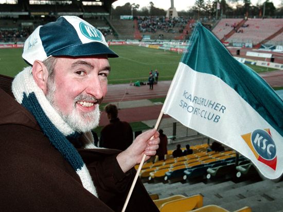 Der Kapuzinerpater Burkhard am 13. Dezember 1997 im Karlsruher Wildparkstadion.