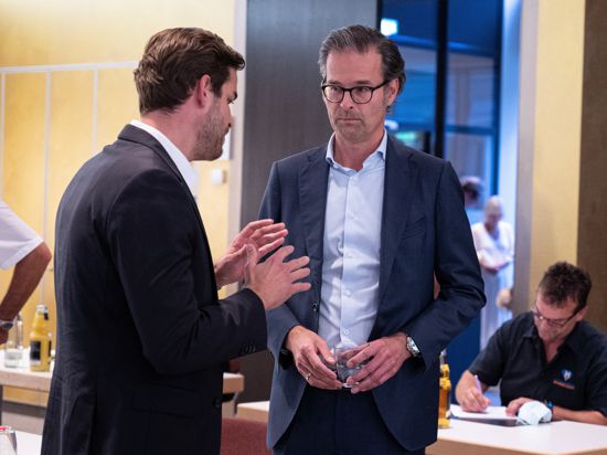 Auf vielen Baustellen gefordert: Der kaufmännische Geschäftsführer Michael Becker (links) im Gespraech mit Clubchef Holger Siegmund-Schultze.