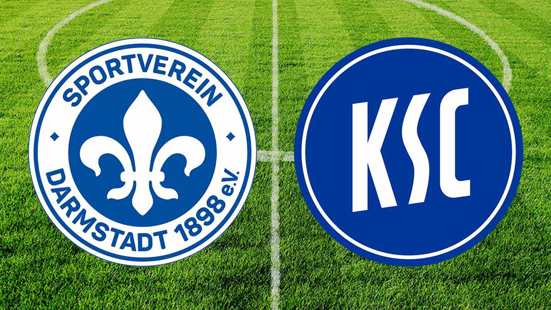Vereinslogos des SV Darmstadt 98 und des KSC vor dem Hintergrund eines Fußballfeldes